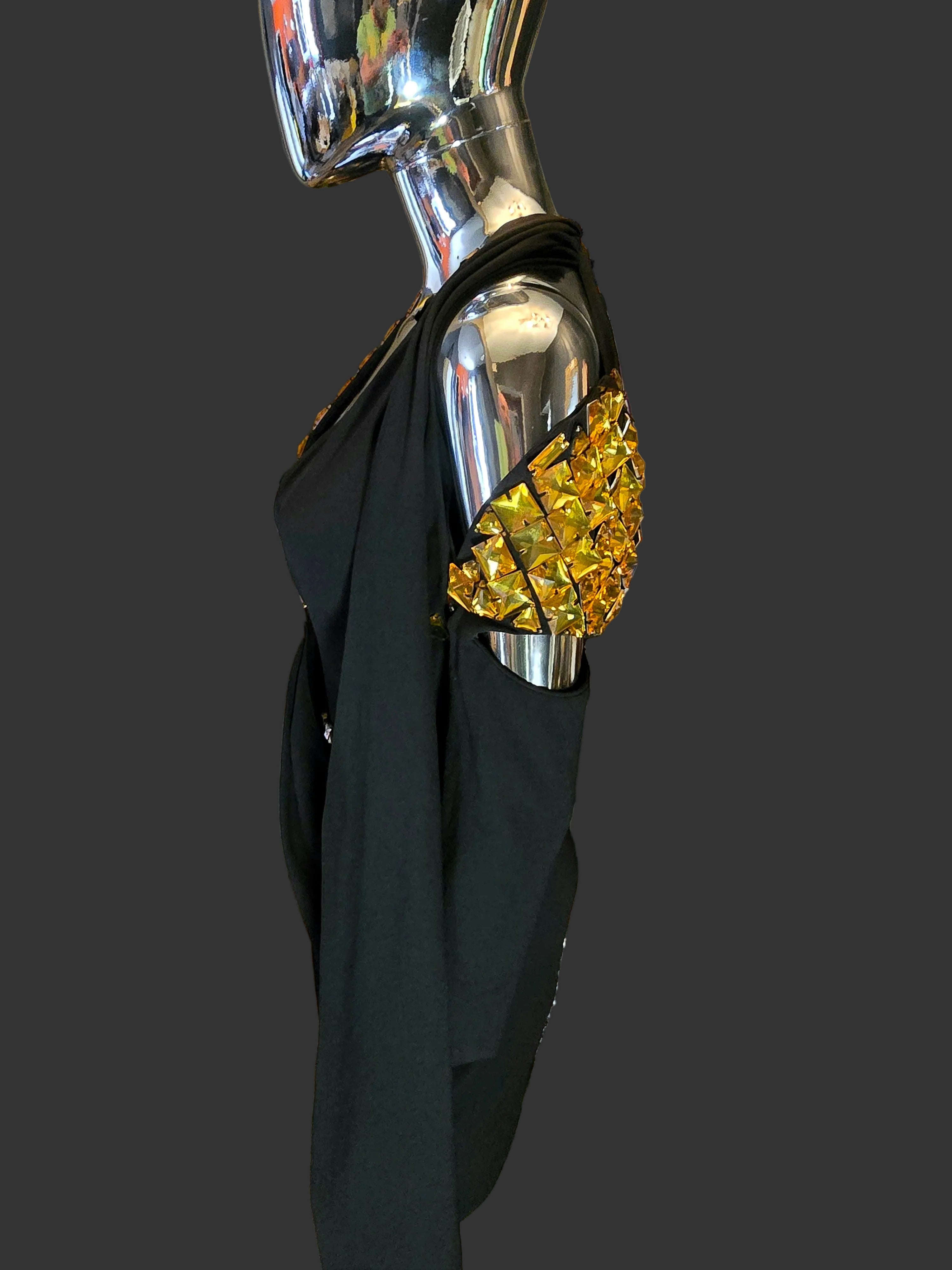 Givenchy – Robe de Soirée Épaules Dénudées & Triangles Dorés – T38