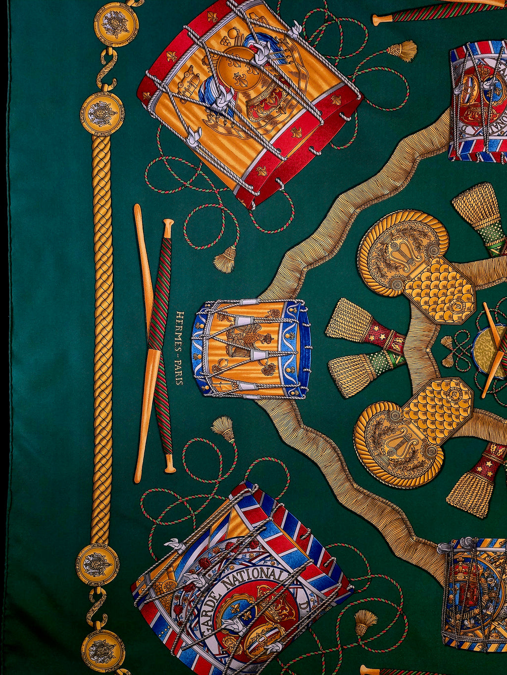 Hermès "les tambours" carré de soie