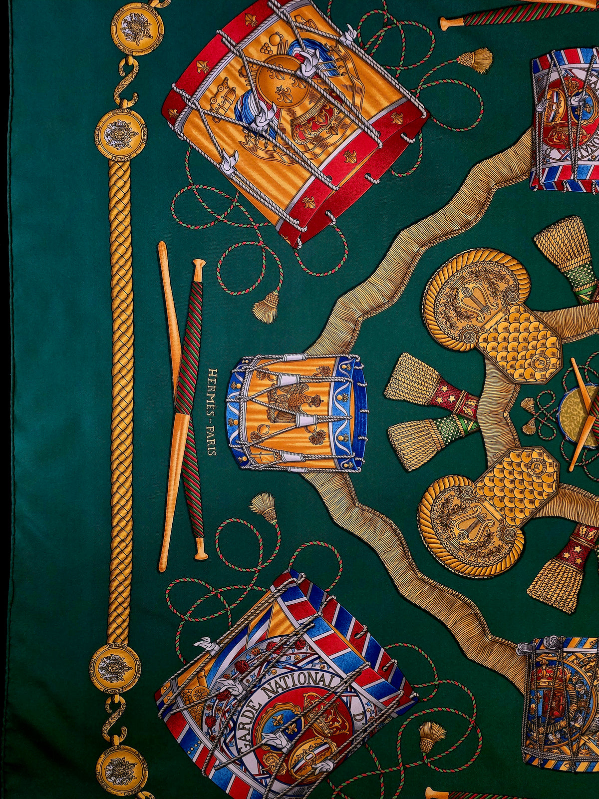 Hermès – Carré de Soie "Les Tambours" 90×90 cm – 1989