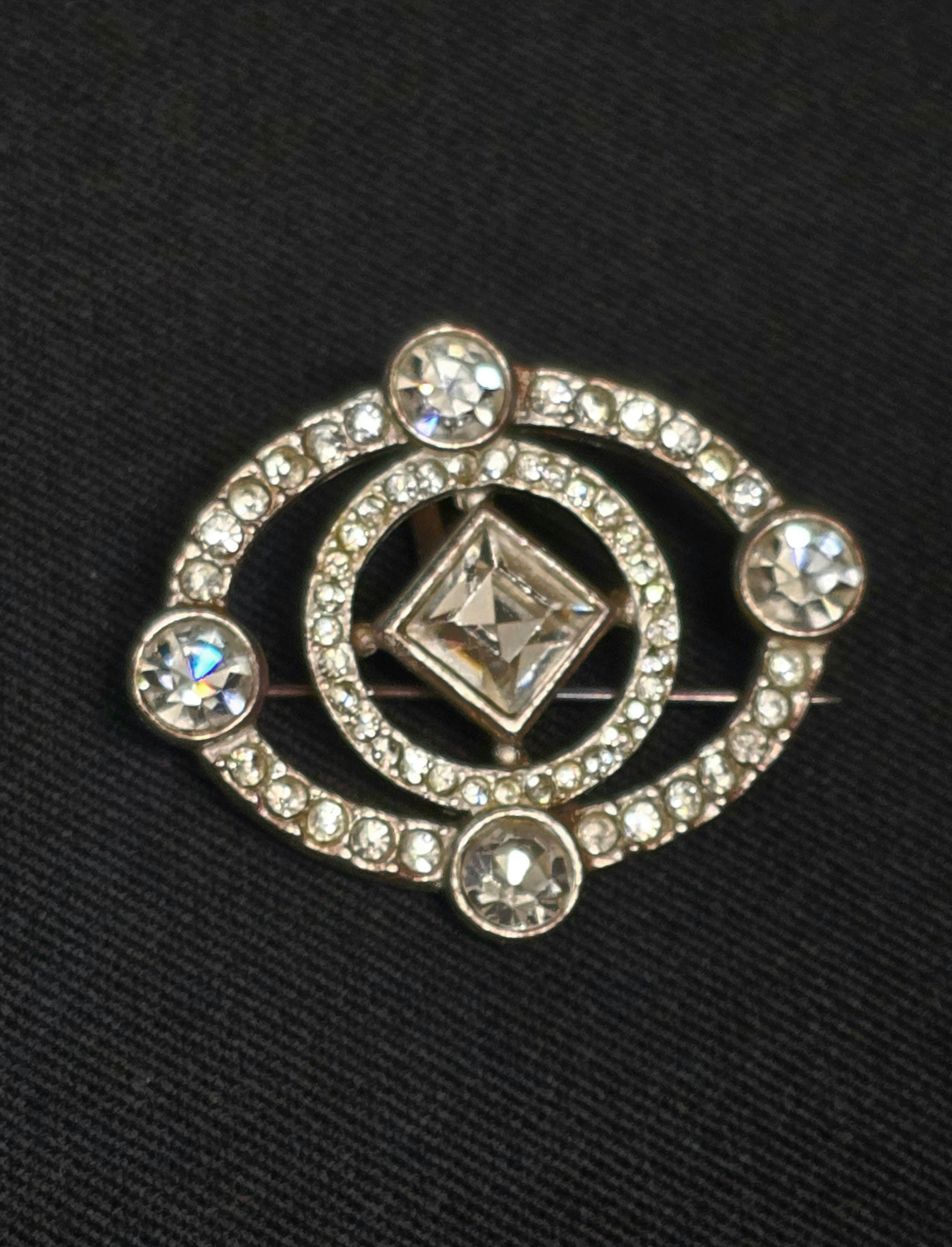 YSL Broche argentée et christal