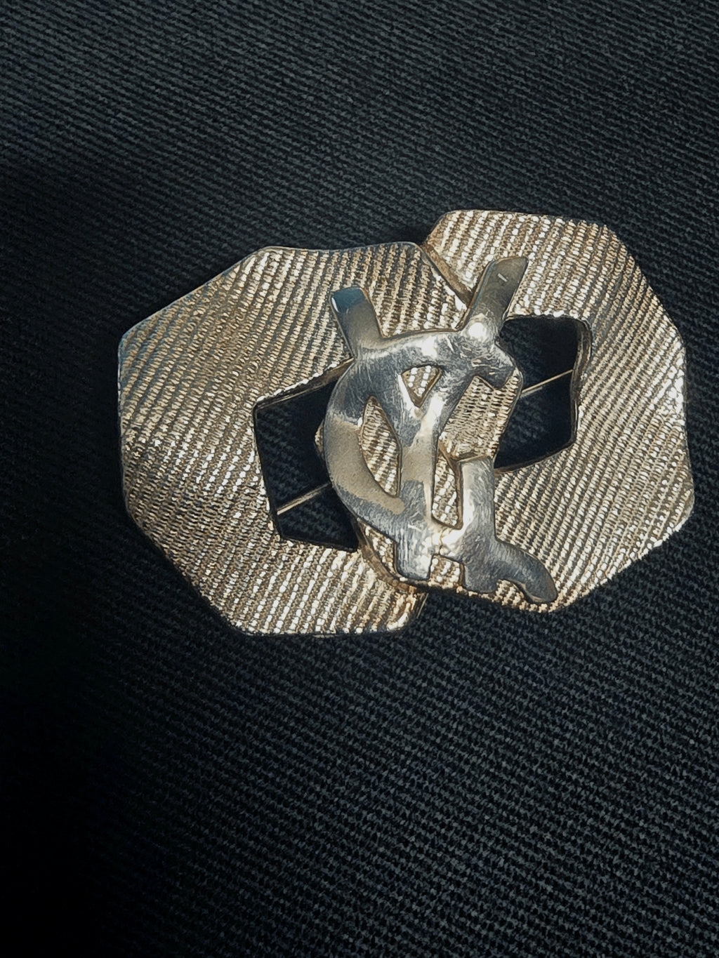 Yves Saint Laurent Broche Métal Argenté Rayures Siglée YSL Années 2000