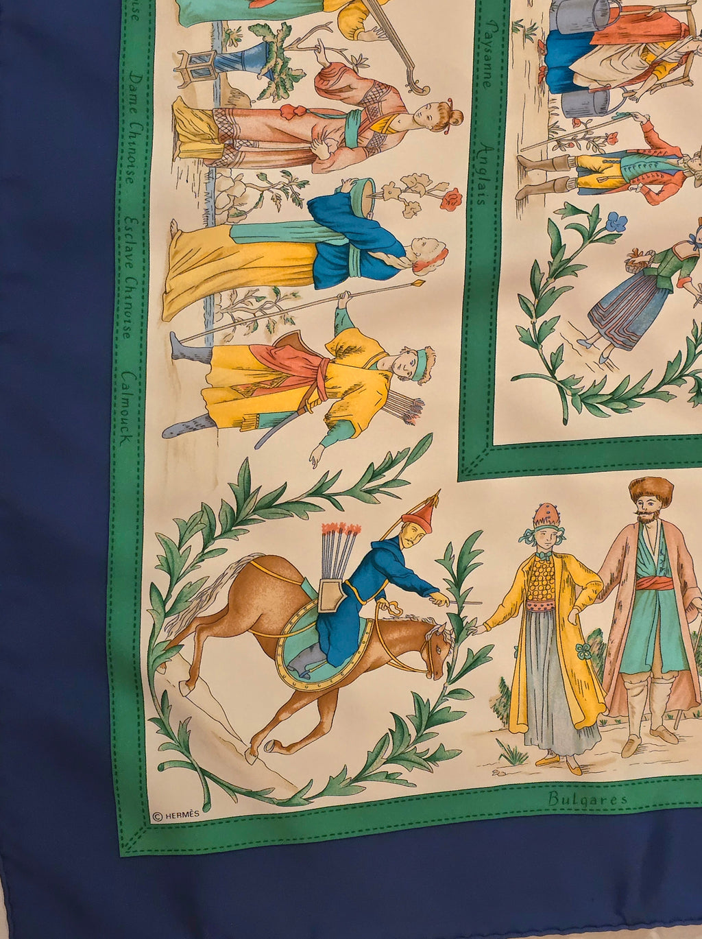 Hermès "costumes civils actuels" carré de soie