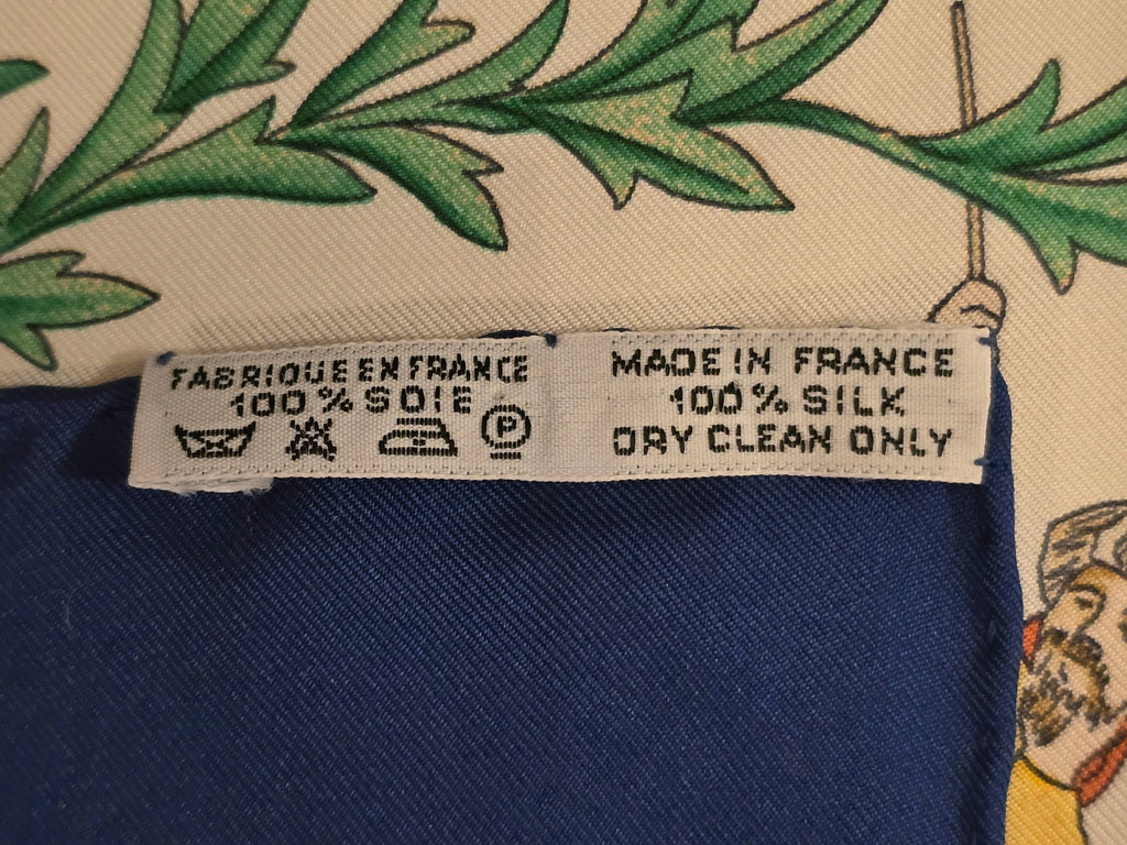 Hermès "costumes civils actuels" carré de soie