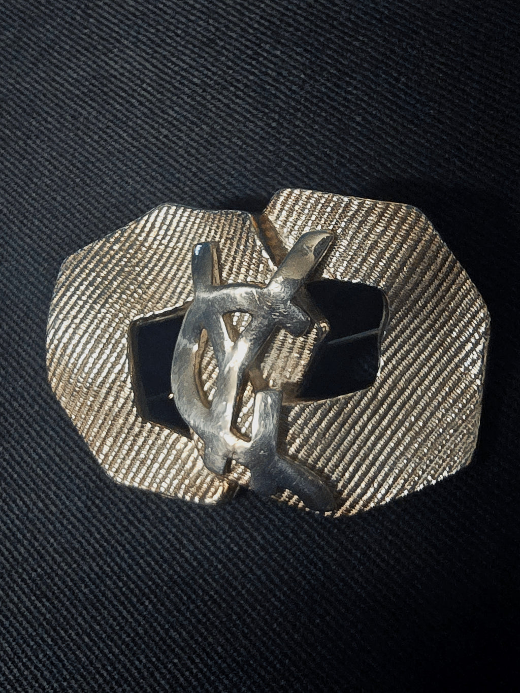 Yves Saint Laurent Broche Métal Argenté Rayures Siglée YSL Années 2000