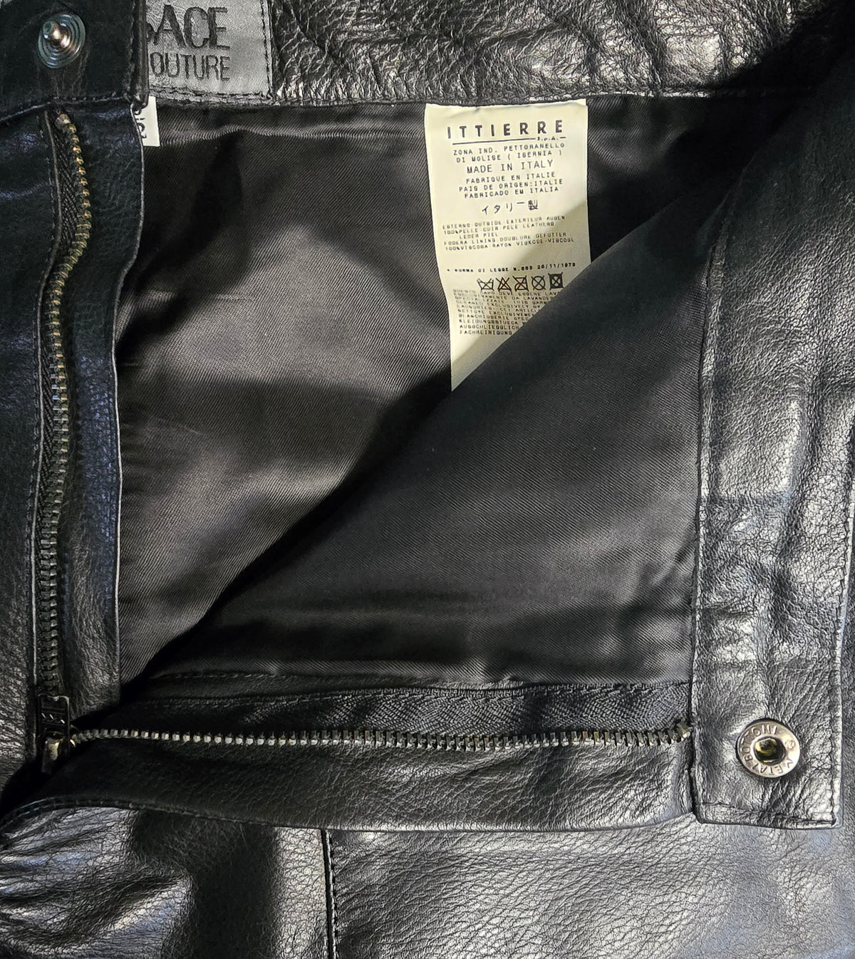 Mini jupe en cuir noire Versace - L.F Lusso