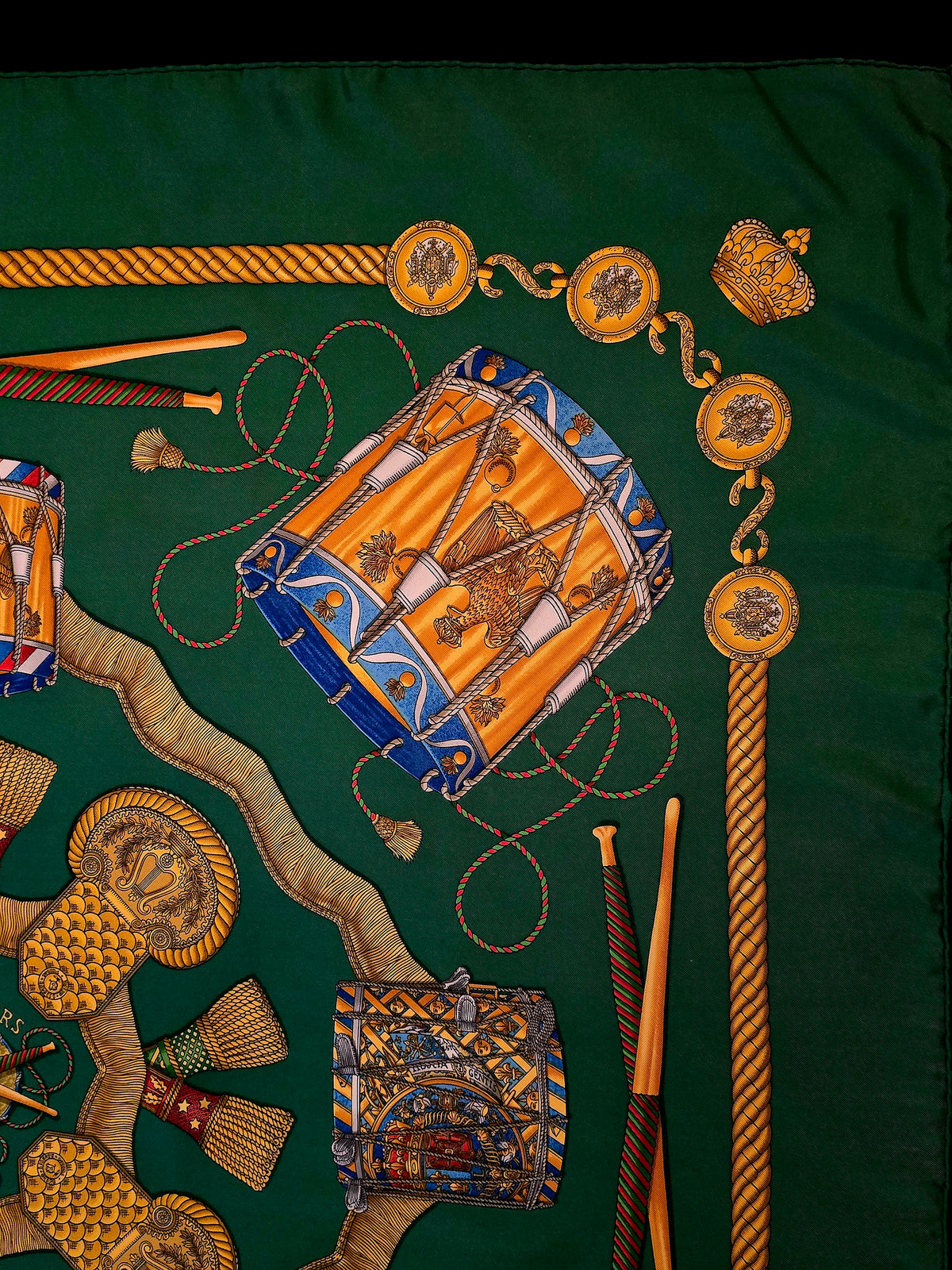 Hermès – Carré de Soie "Les Tambours" 90×90 cm – 1989