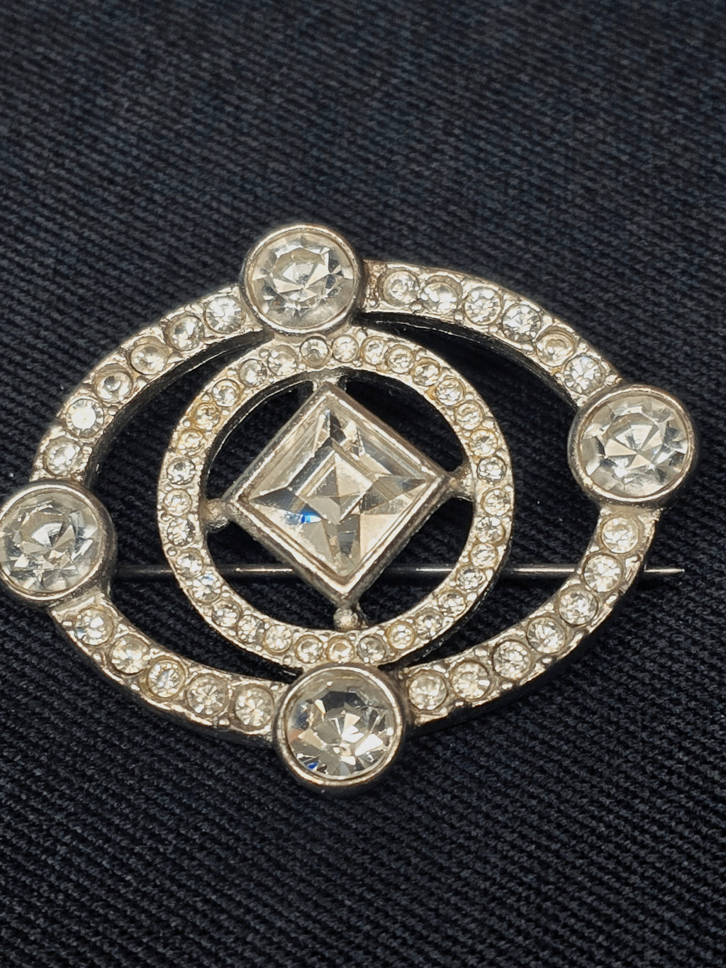 Yves Saint Laurent Broche Argentée & Cristal Années 2000