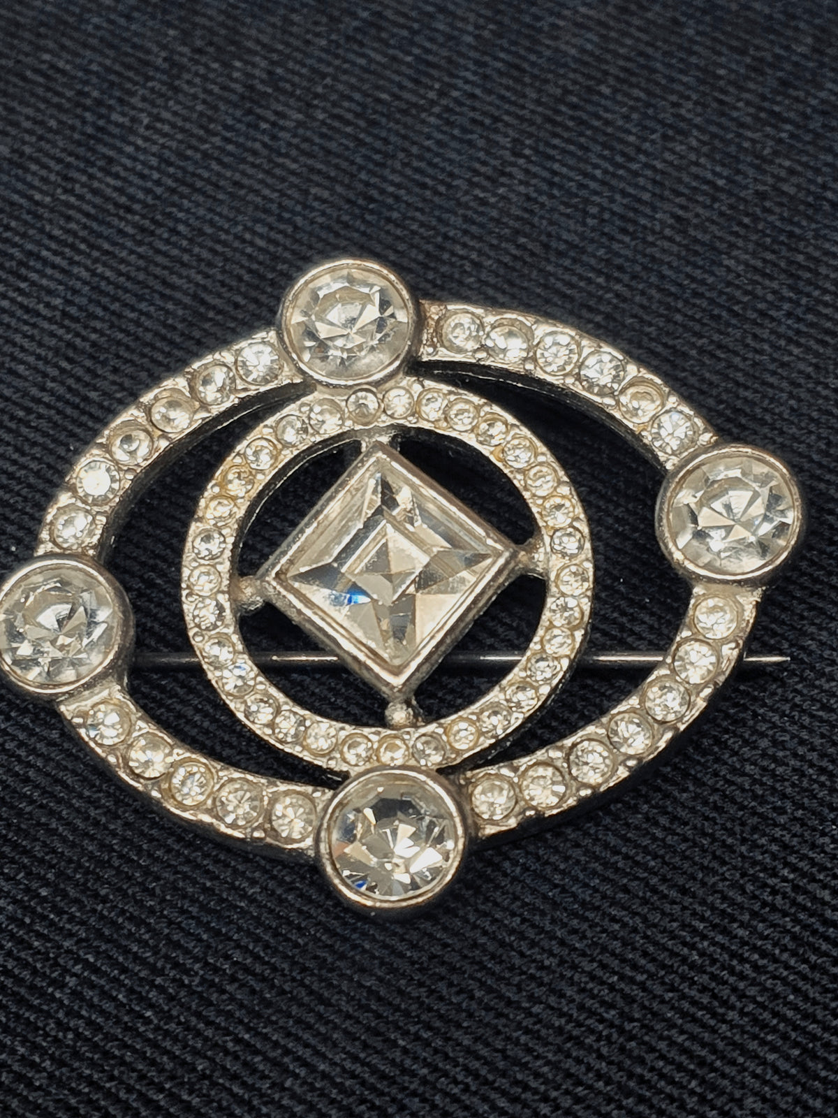 Yves Saint Laurent Broche Argentée & Cristal Années 2000