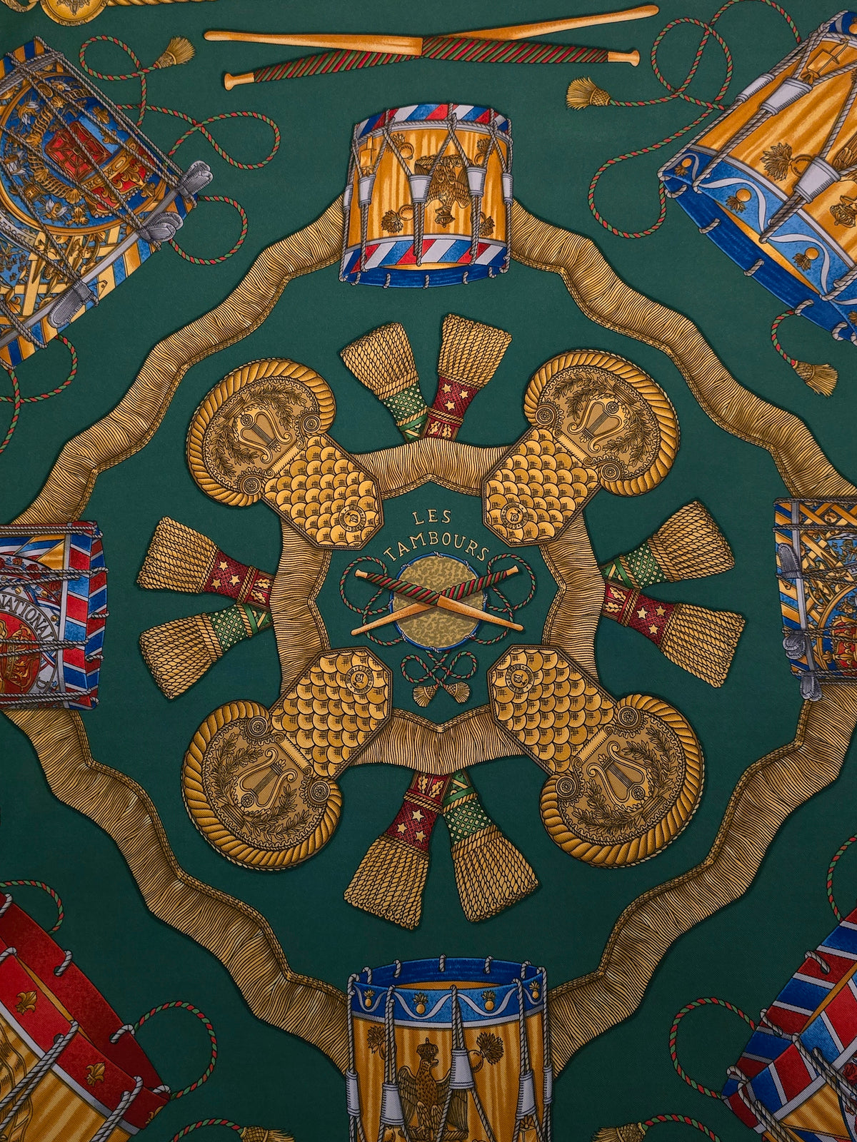 Hermès – Carré de Soie "Les Tambours" 90×90 cm – 1989