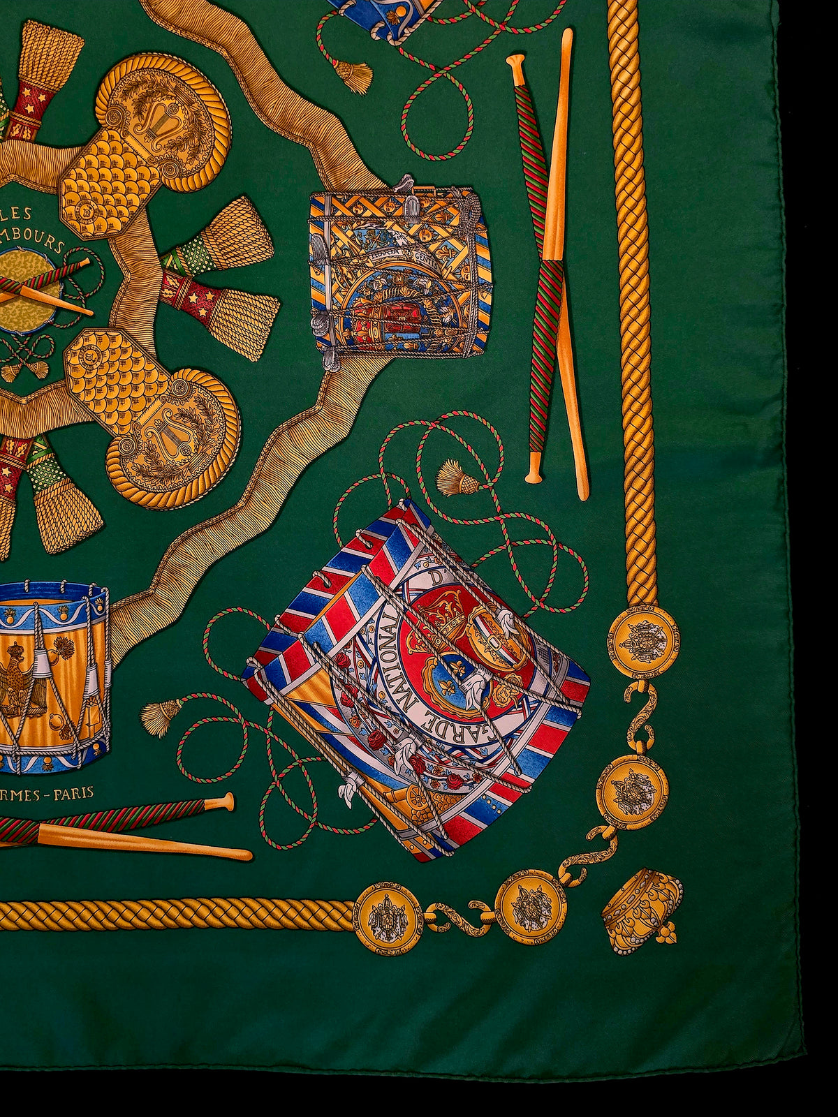 Hermès – Carré de Soie "Les Tambours" 90×90 cm – 1989