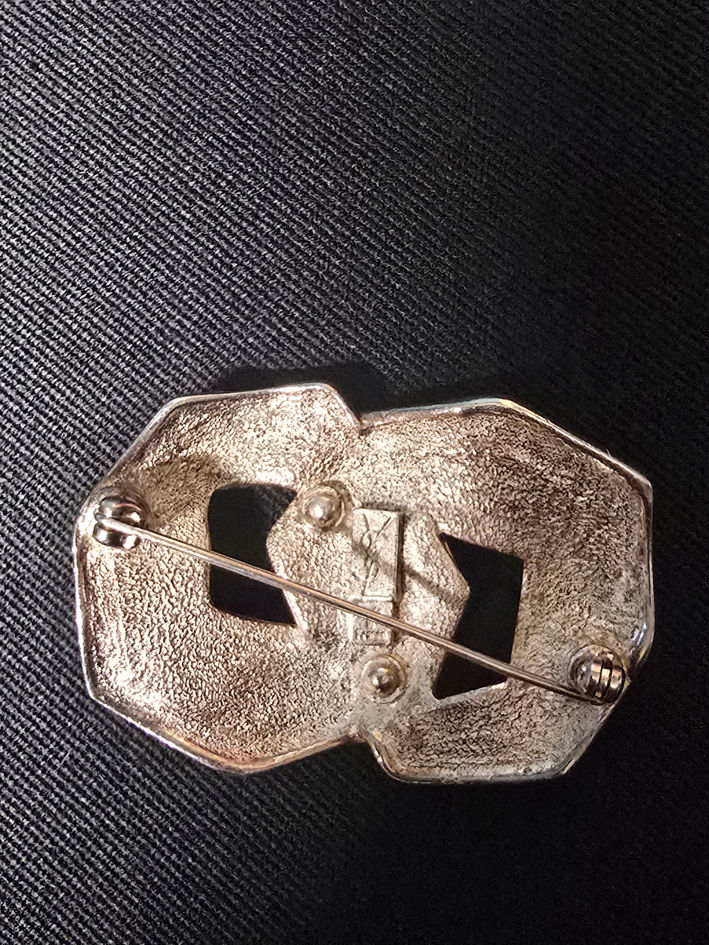 Yves Saint Laurent Broche Métal Argenté Rayures Siglée YSL Années 2000