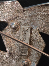 Yves Saint Laurent Broche Métal Argenté Rayures Siglée YSL Années 2000