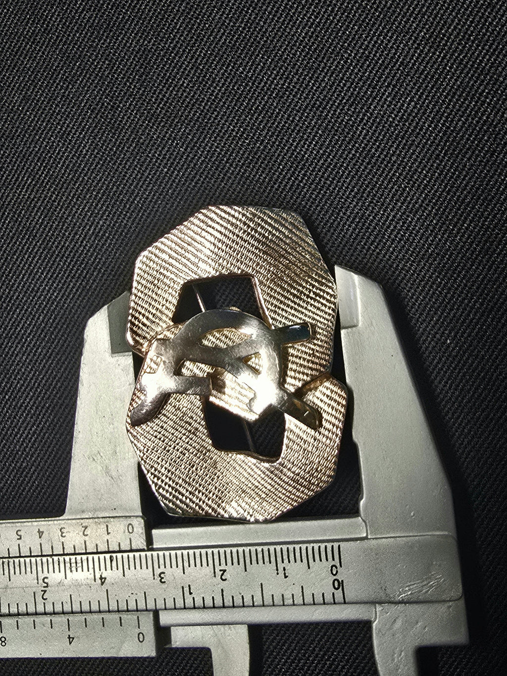 Yves Saint Laurent Broche Métal Argenté Rayures Siglée YSL Années 2000