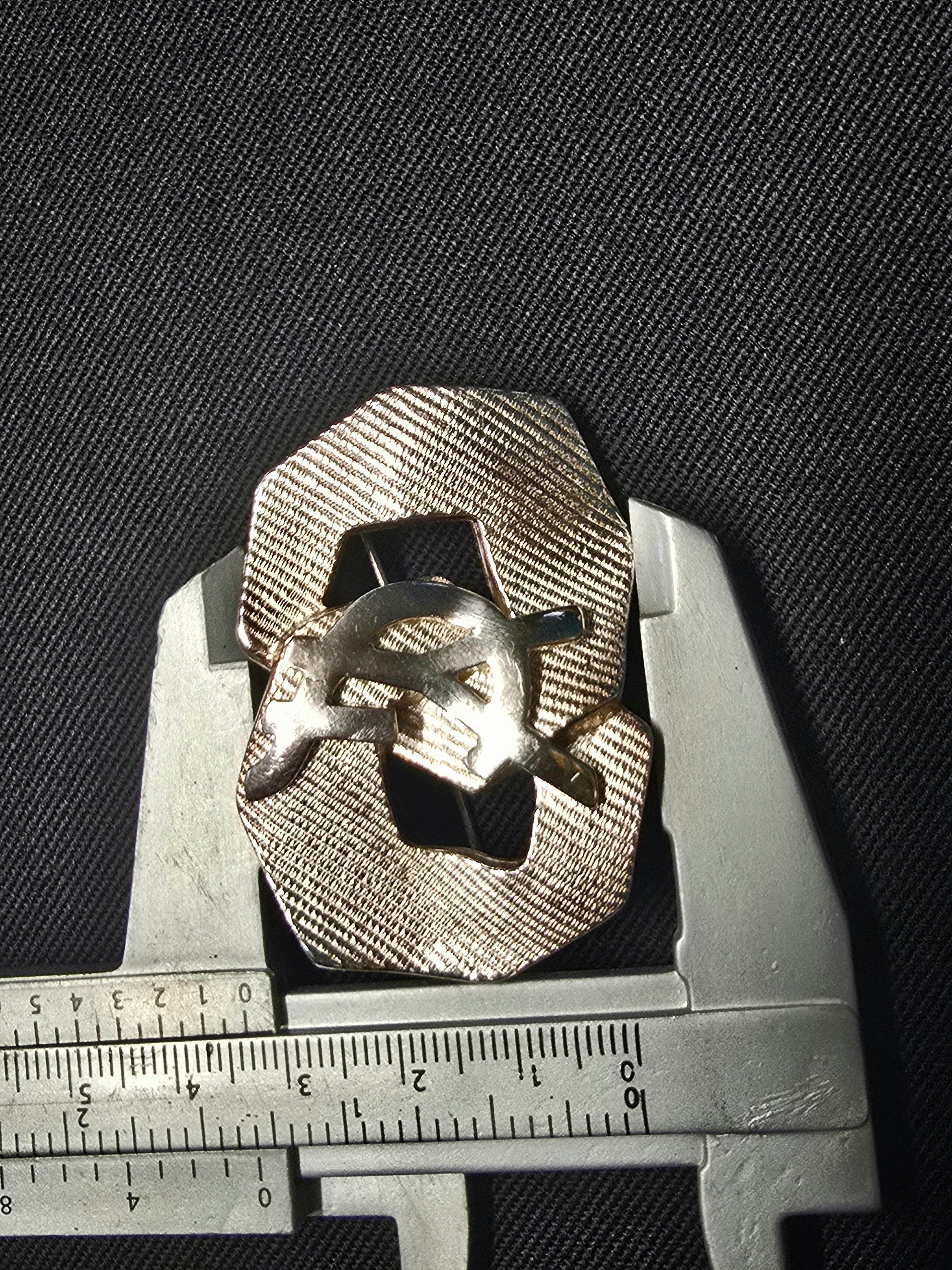 Yves Saint Laurent Broche Métal Argenté Rayures Siglée YSL Années 2000