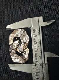 Yves Saint Laurent Broche Métal Argenté Rayures Siglée YSL Années 2000