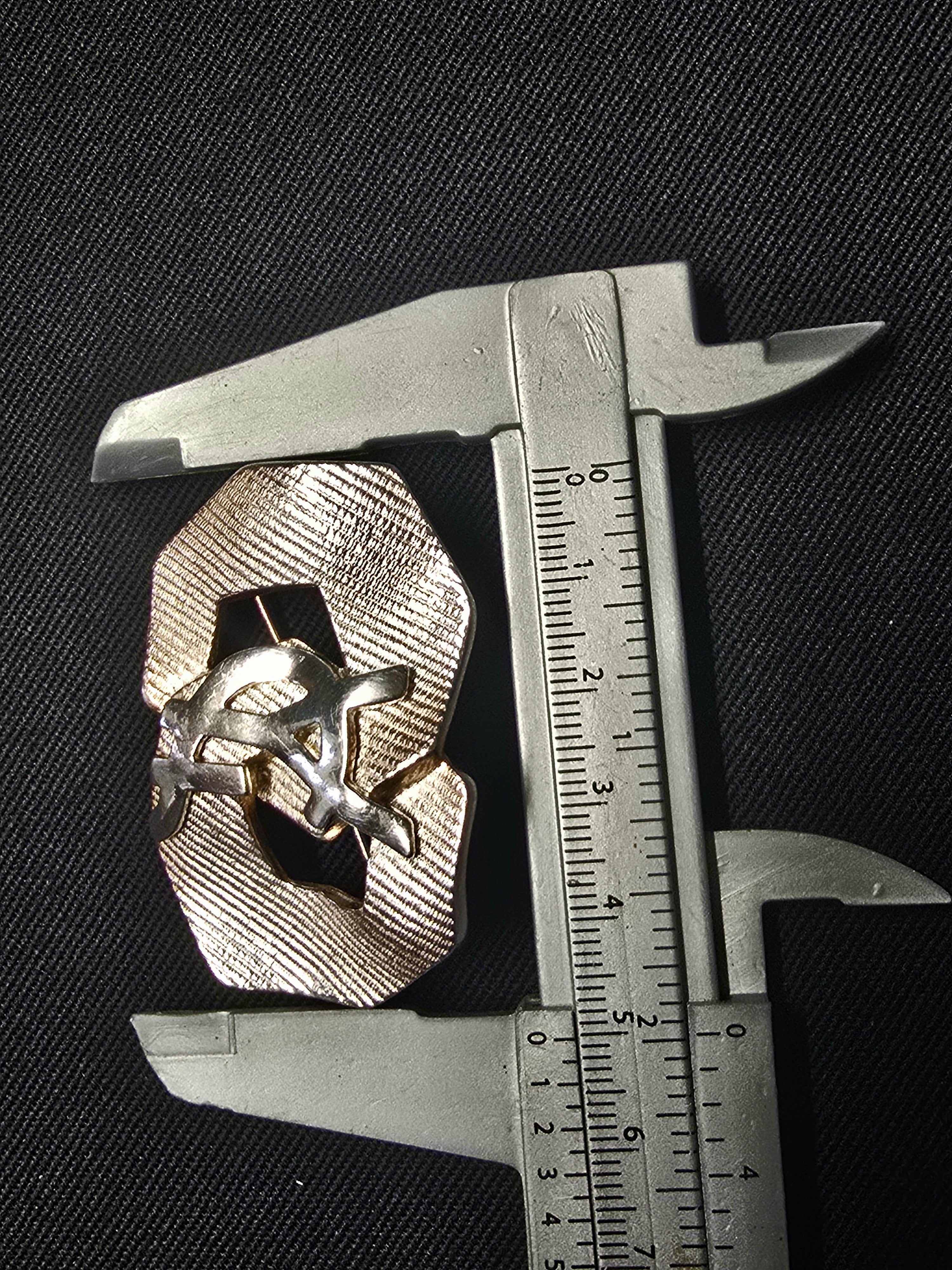 Yves Saint Laurent Broche Métal Argenté Rayures Siglée YSL Années 2000