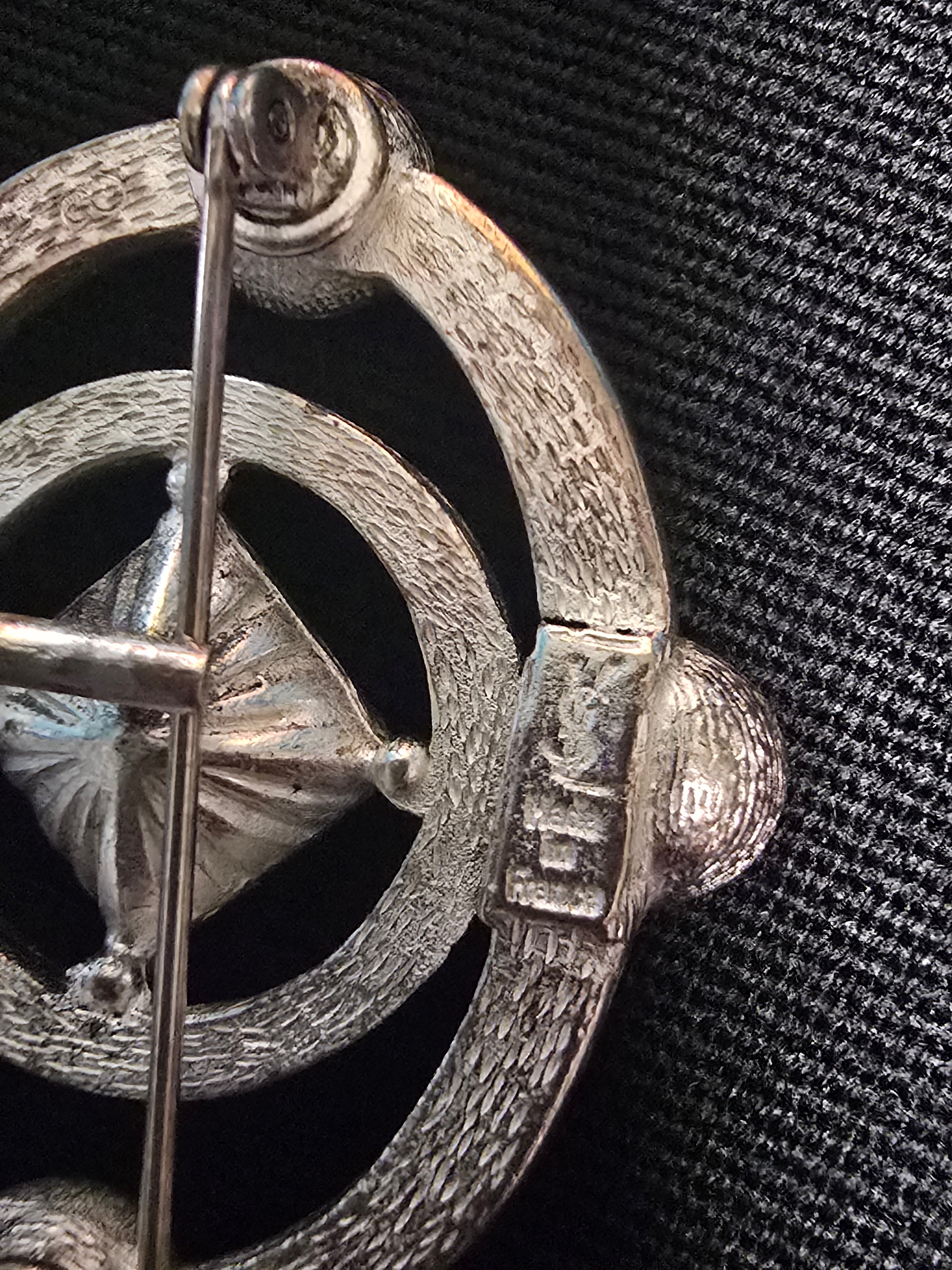 Yves Saint Laurent Broche Argentée & Cristal Années 2000