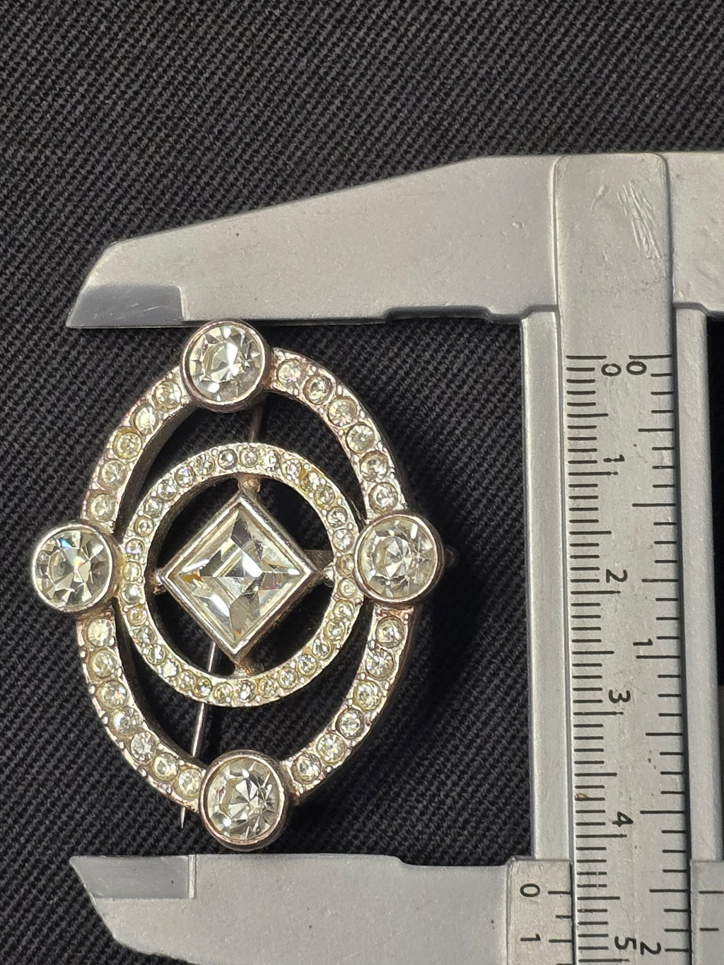 Yves Saint Laurent Broche Argentée & Cristal Années 2000