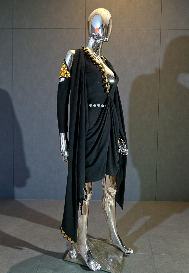 Givenchy – Robe de Soirée Épaules Dénudées & Triangles Dorés – T38